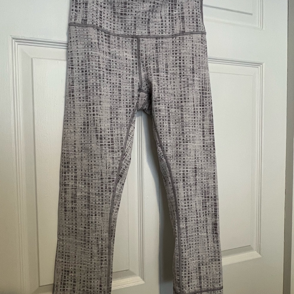 Lululemon Gray and deep purple Size 6 Crop Leggings